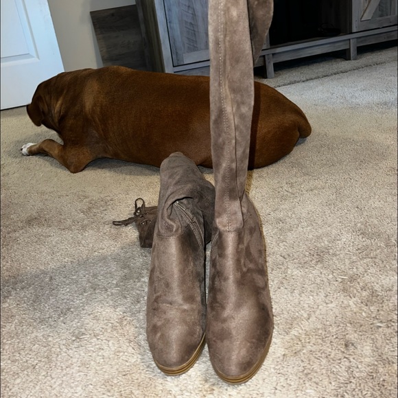 Knee-high heeled boots - Picture 2 of 4